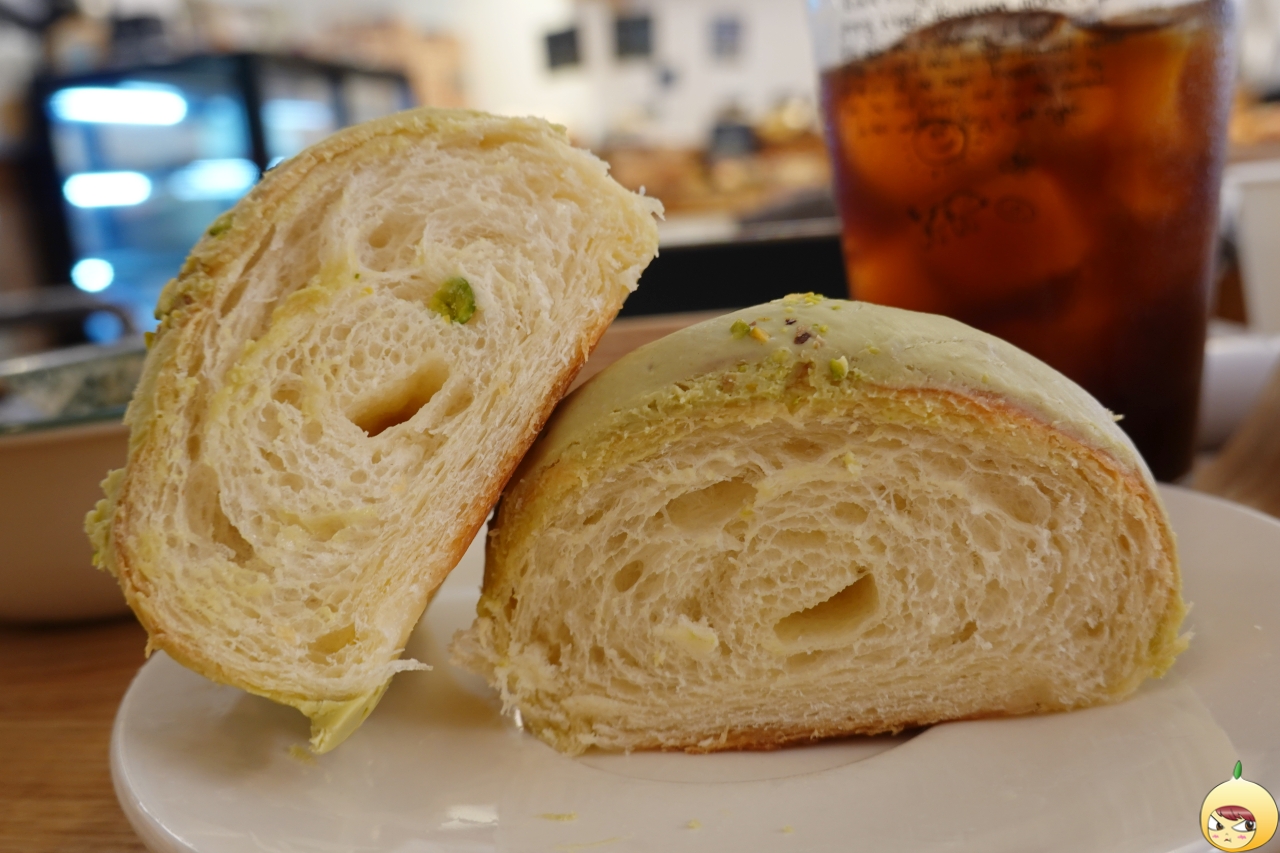 피스타치오소금빵 단면