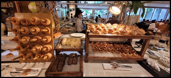 제이파크리조트-아침조식-아발론-뷔페-빵세팅-사진