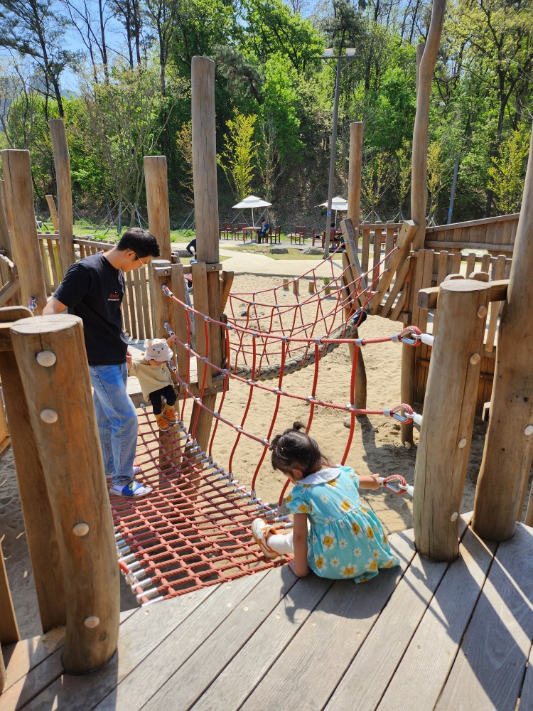 놀이터에서 노는 가족