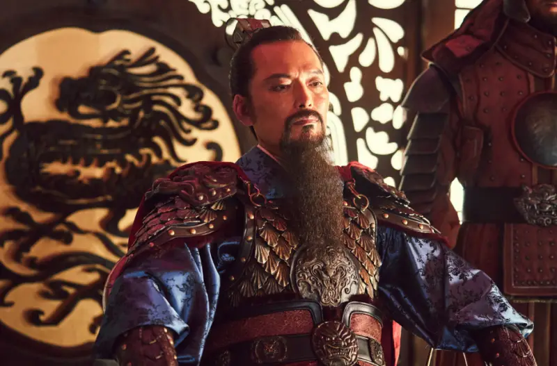 영화 노량- 근엄하게 앉아있는 진린역의 정재영