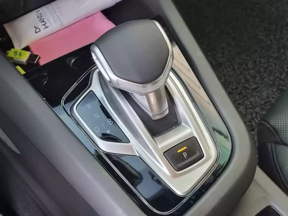 르노 XM3 e-TECH 하이브리드의 전자식 변속 레버(e-시프터)입니다.