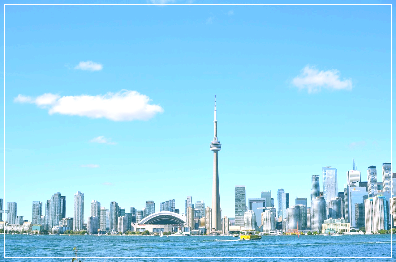 토론토의 CN 타워와 높은 빌딩들이 보이는 호수의 풍경