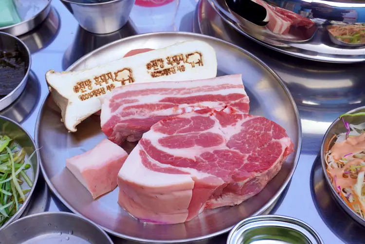 전참시 전지적참견시점 바다 전망 오션뷰 흑돼지 근고기, 활어회 홍현희 제이쓴 만삭 사진 화보 촬영 제주 여행 점심 고기집 서귀포 성산일출봉 맛집 소개