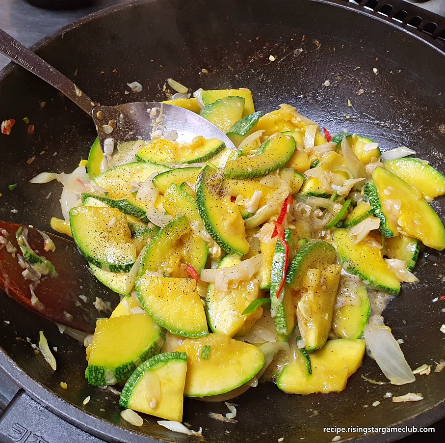 호박 볶음에 후추를 뿌린 사진