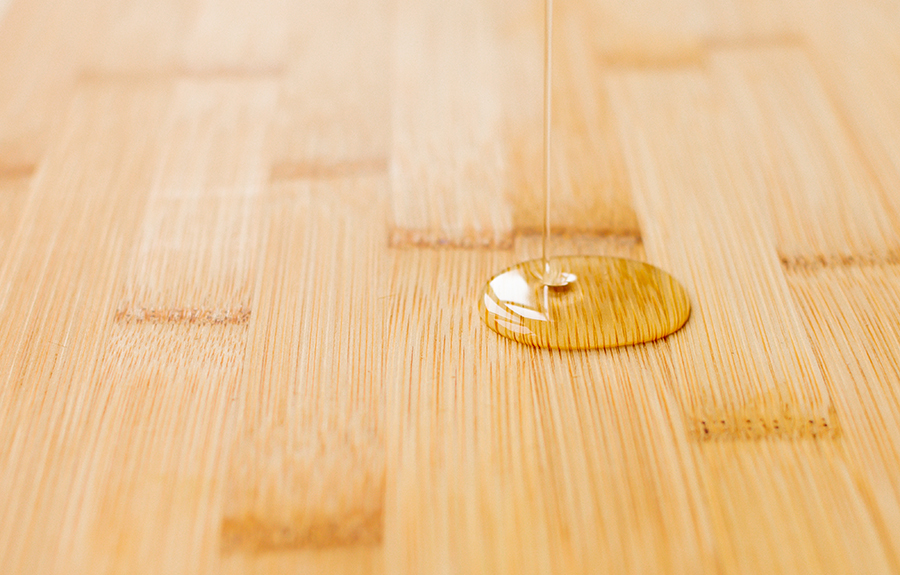 나무 도마에 오일이 뿌려지는 사진