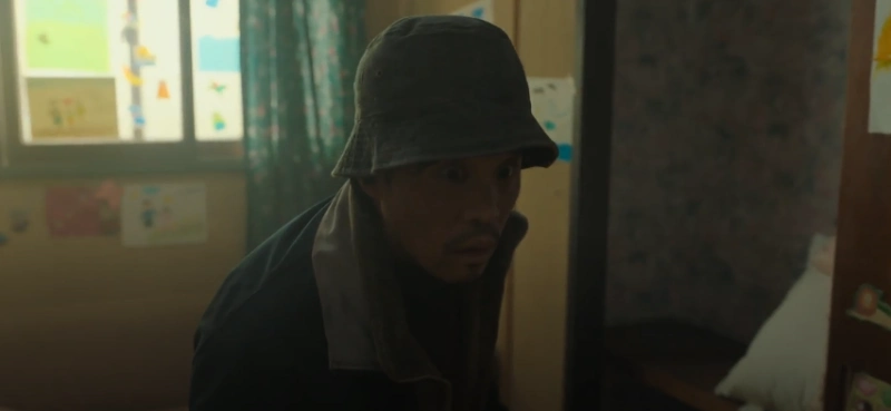 벙거리 모자를 쓰고 허름안 잠바를 입고 명준의 집에 무언가를 훔치는 드라마 유괴의 날 고물줍는 남자 캐릭터