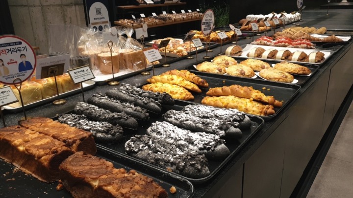 듀레베이커리-진열된-빵들