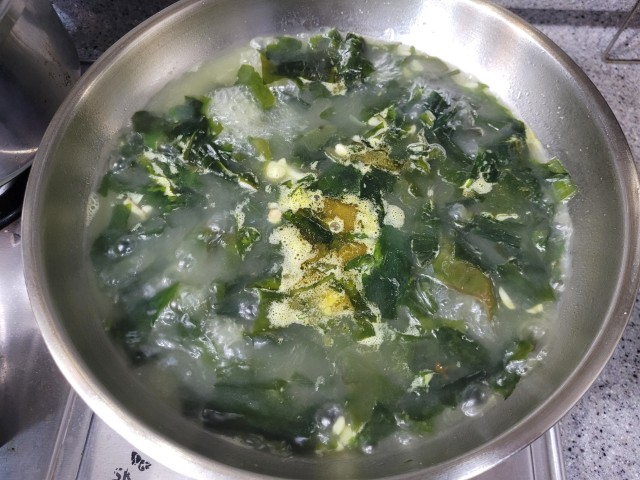 볶아진 미역에 육수를 넣고 끓이는 모습