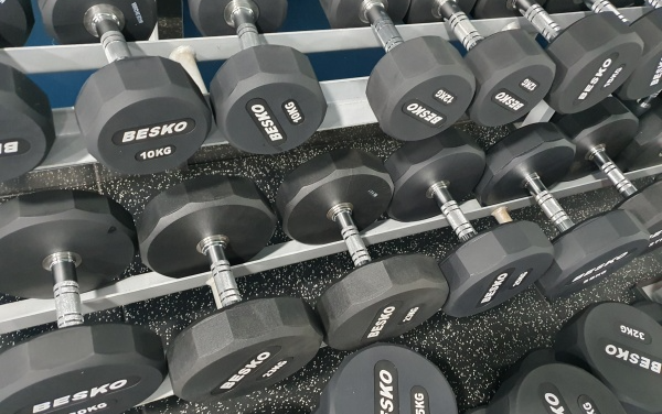 무게별로-정리된-덤벨