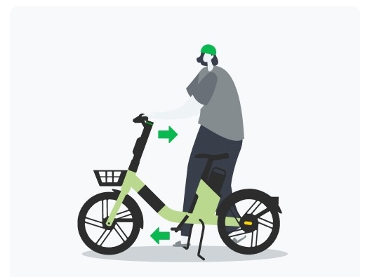 지쿠터 자전거 거치대 내리고 주차하는 모습