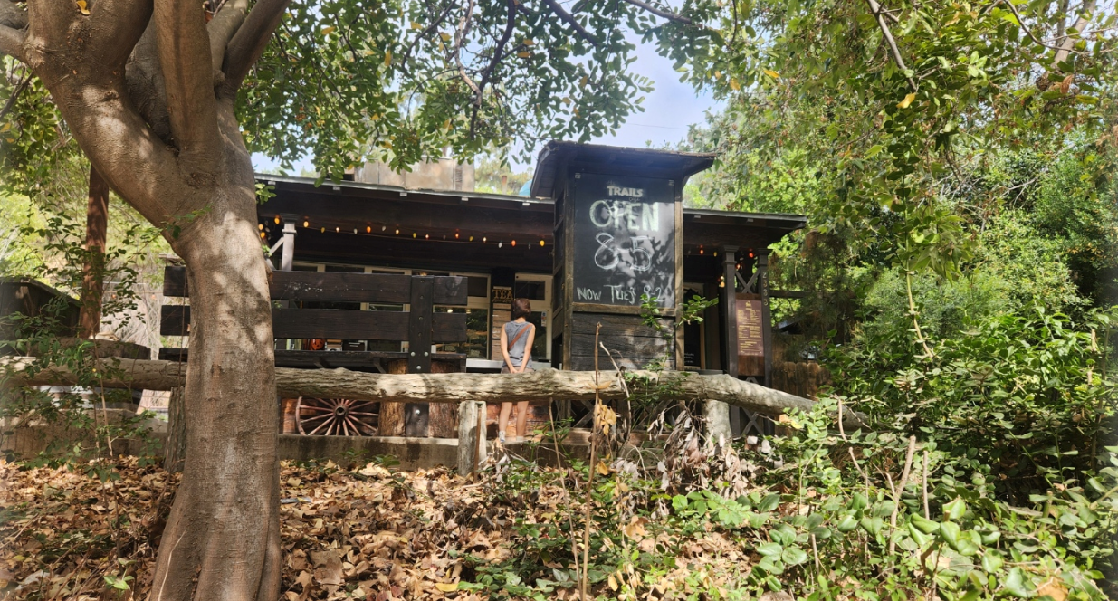 멀리서 바라본 카페 트레일 외관 이미지