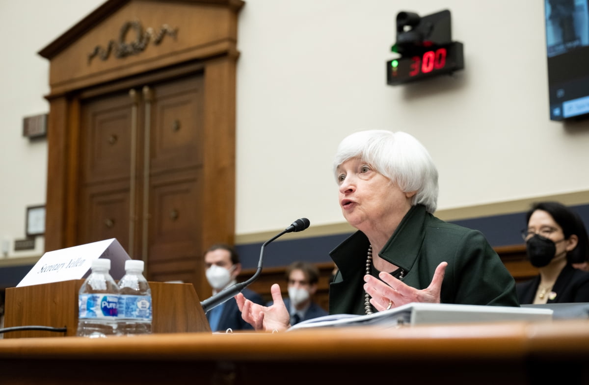 재닛 옐런 미국 재무부 장관이 2022년 워싱턴 국회의사당에서 열린 금융안정감독위원회(Financial Stability Oversight Council)의 연례 보고회에서 스테이블코인 규제 필요성에 대해 말하고 있다.