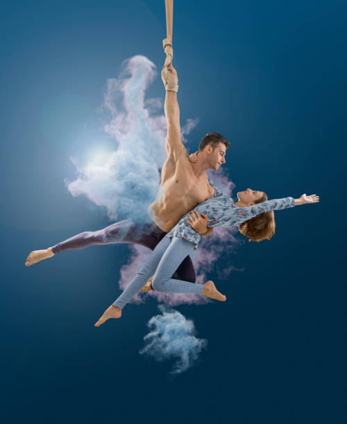 남녀가 밧줄에 매달려 있는 서커스 장면