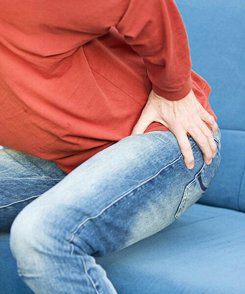 엉덩이-불편한-모습