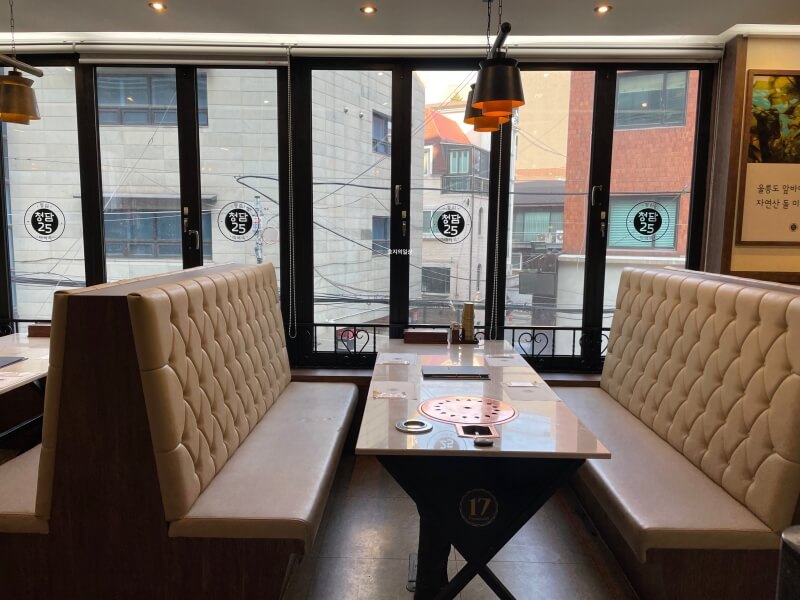 강남 맛집 청담25 울릉도 자연산 돌미역국 - 창가 좌석