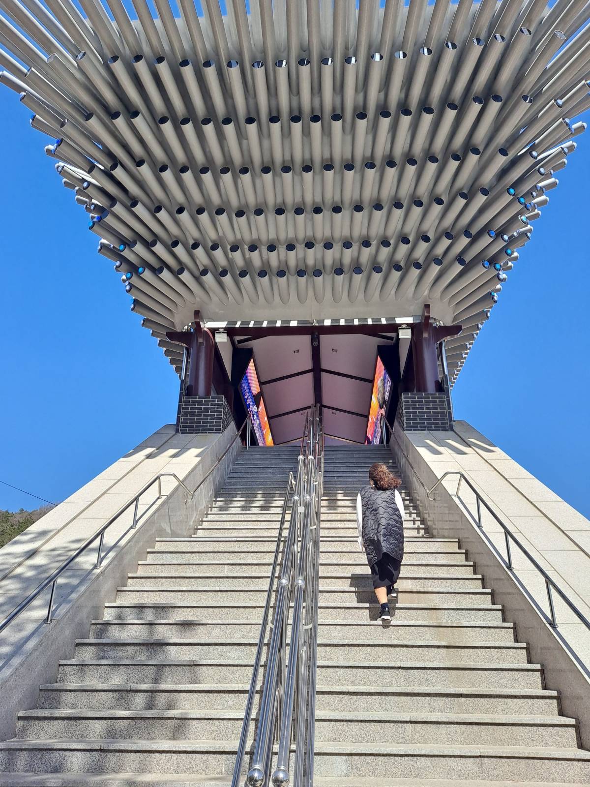 강화관문 조형물 올라서는 계단