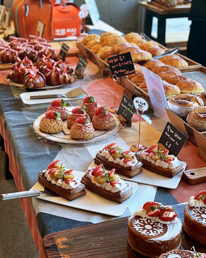경희대 회기 맛집 추천 생방송투데이 하루 천 명 방문 화려한 유혹 딸기 만찬 크루아상 베이커리 디저트 카페 오늘방송 수상한 빵집