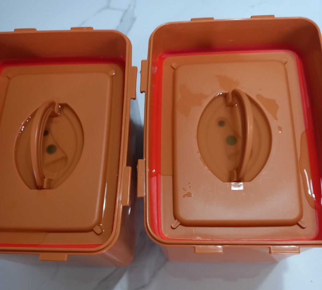 오이가-뜨지-않게-무거운-것으로-눌러줍니다.