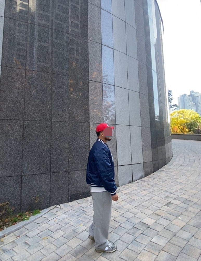 데일리룩('25. 11. 1.)티엔피 돈볼러 레드볼캡, 어커버 티셔츠, 뉴에라 MLB 뉴욕양키스 스타디움재킷 야구점퍼, 토피 벌룬핏 와이드트레이닝 스웻팬츠, 뉴발란스 993 그레이