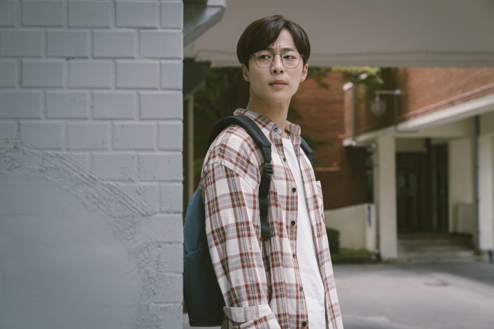 인상을쓰고있는배인혁