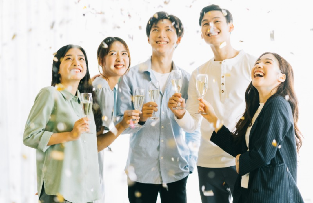 청년들의 자신의 잔을 들고 꽃가루를 뿌리고 있다.