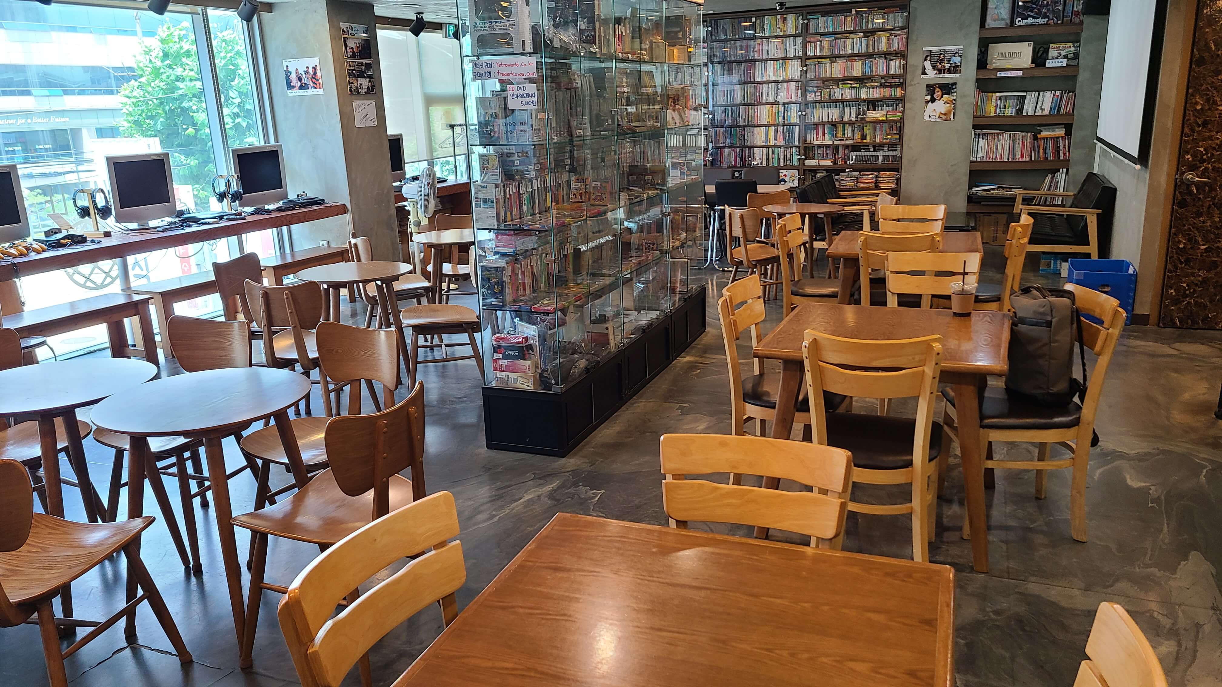 레트로카페-트레이더-내부