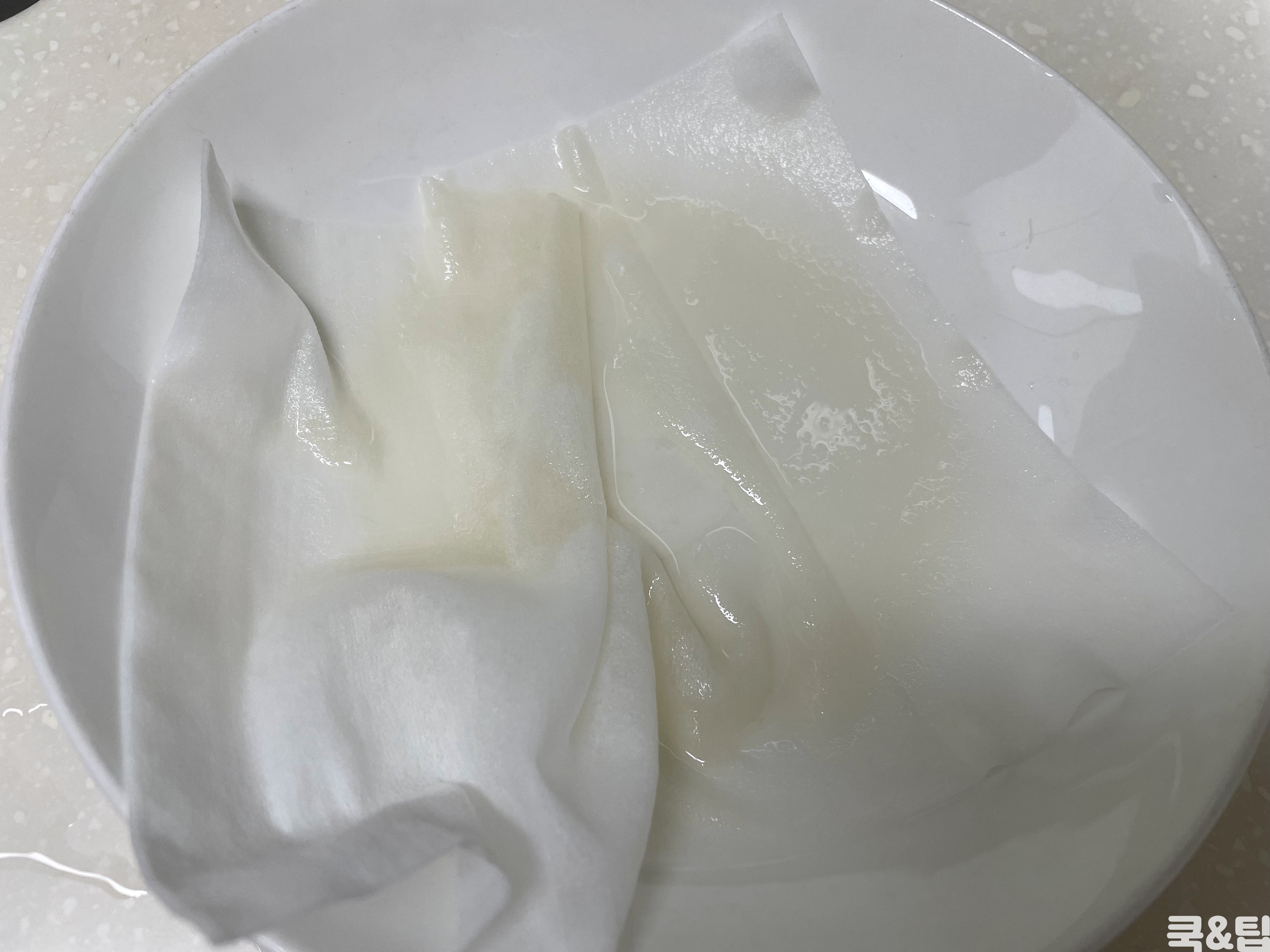 1분간 식초에 담가 주세요.
