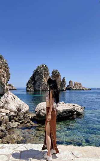 한예슬&amp;#44; 발렌시아가 슬라이드 샌들과 과야베라 니트 롱스커트로 세련된 리조트룩 연출 (측면)