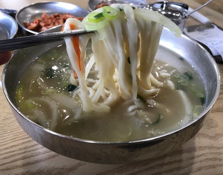 생방송투데이 남매의 정성이 담긴 손칼국수를 한 젓가락 맛보기