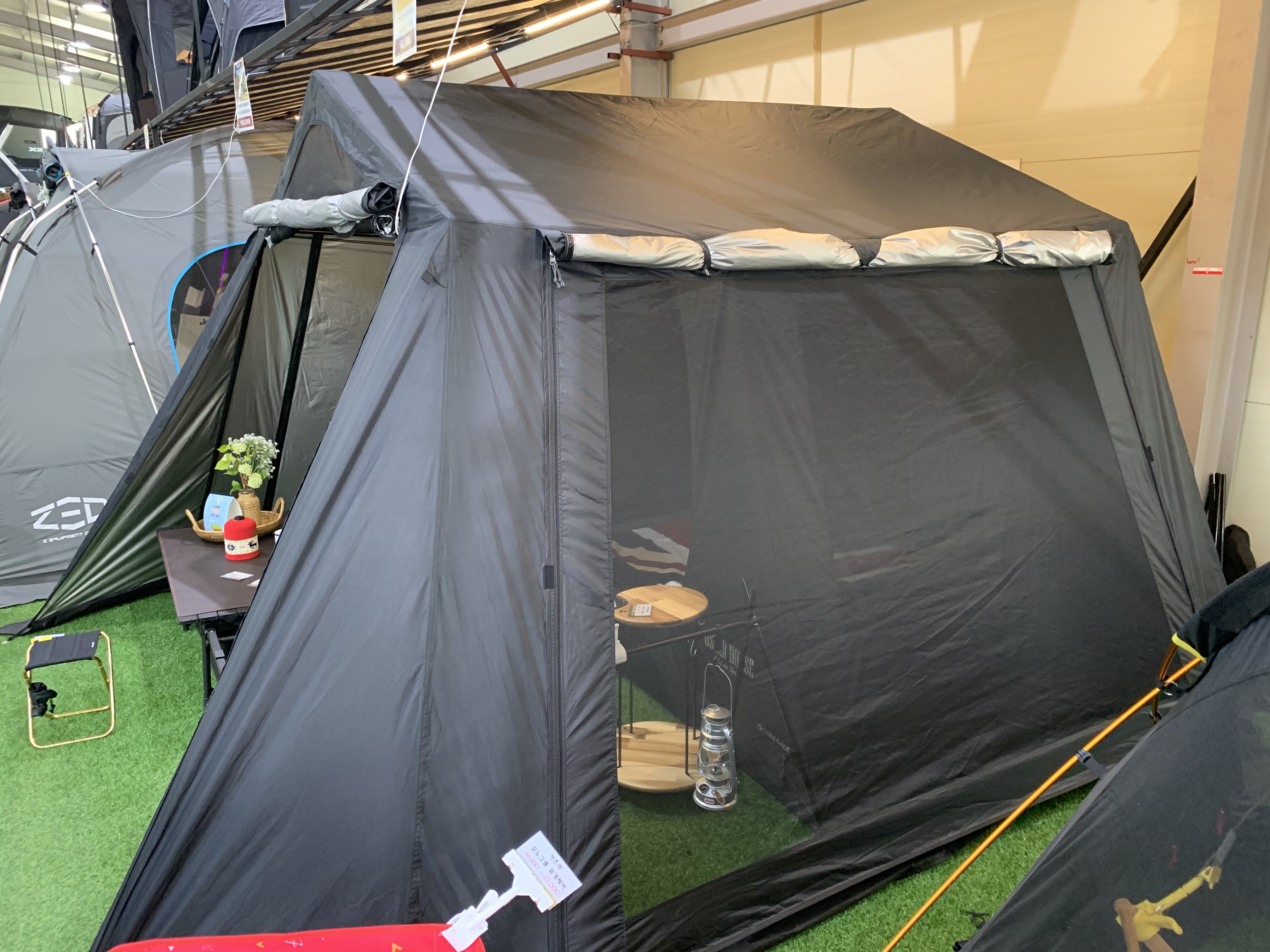 고릴라캠핑 매장에 설치된 오스카 하우스 캐빈 텐트