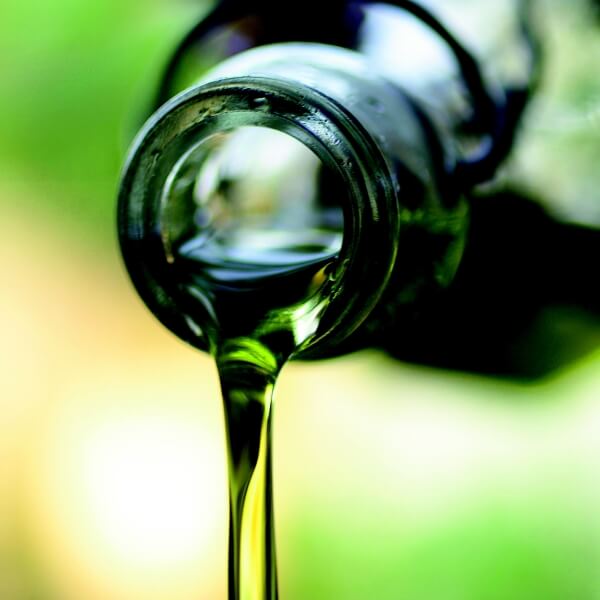 기름을-병에서-따르는-사진