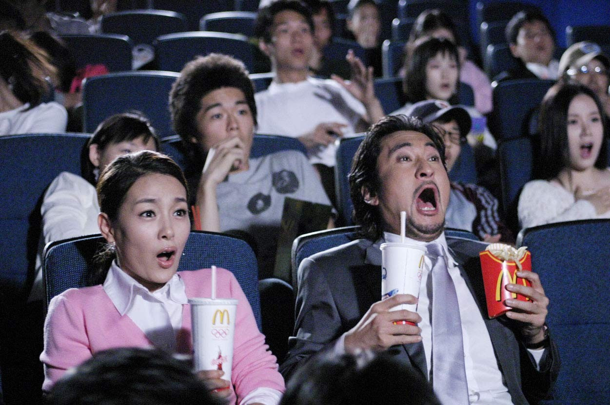 사랑보다 무거운 체면, 가족보다 먼 자유, 웃음 속 억압을 말하다 — 영화 '가문의 위기' 다시 읽기