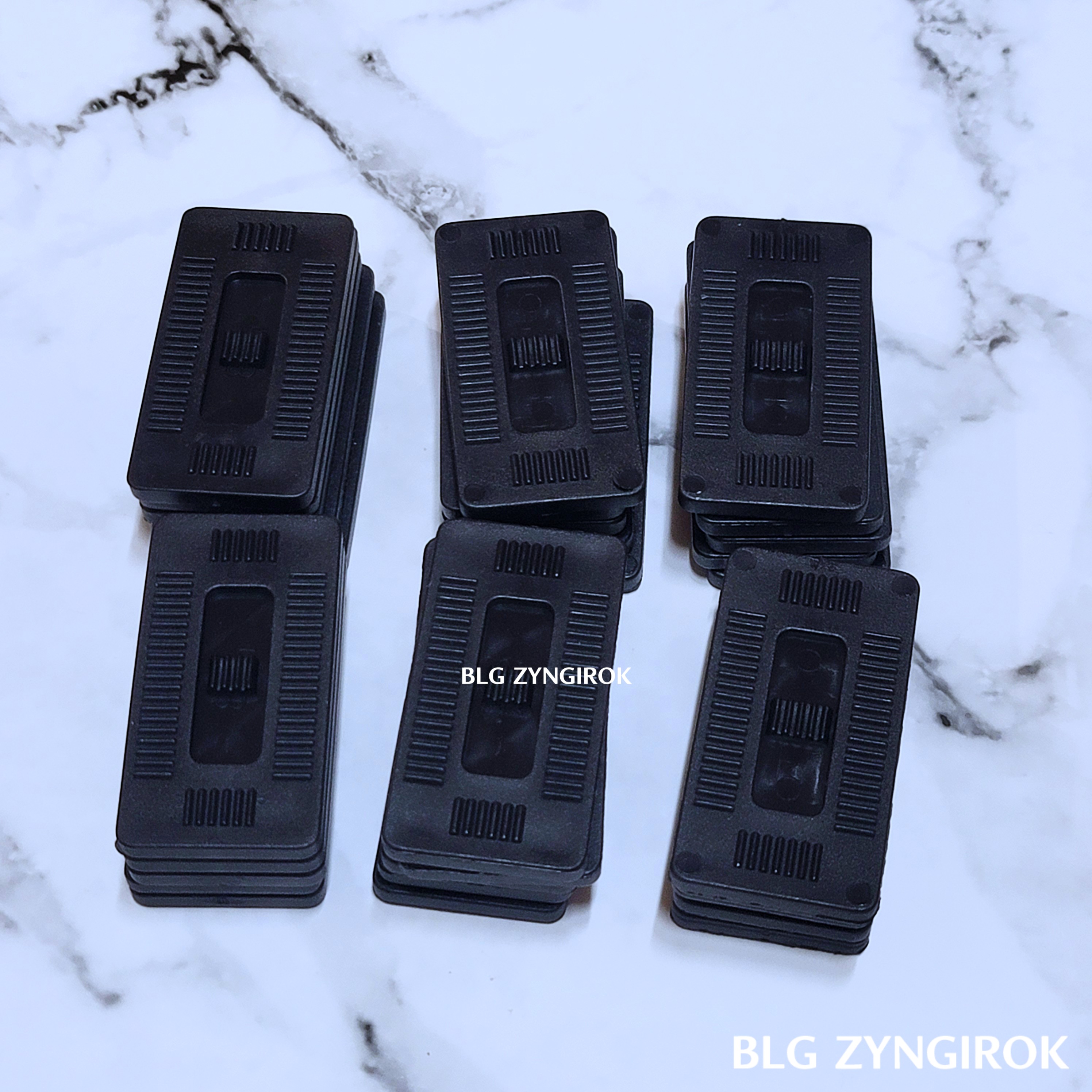 샷시 시공을 위한 평평 쐐기가 테이블 위에 놓여있다.