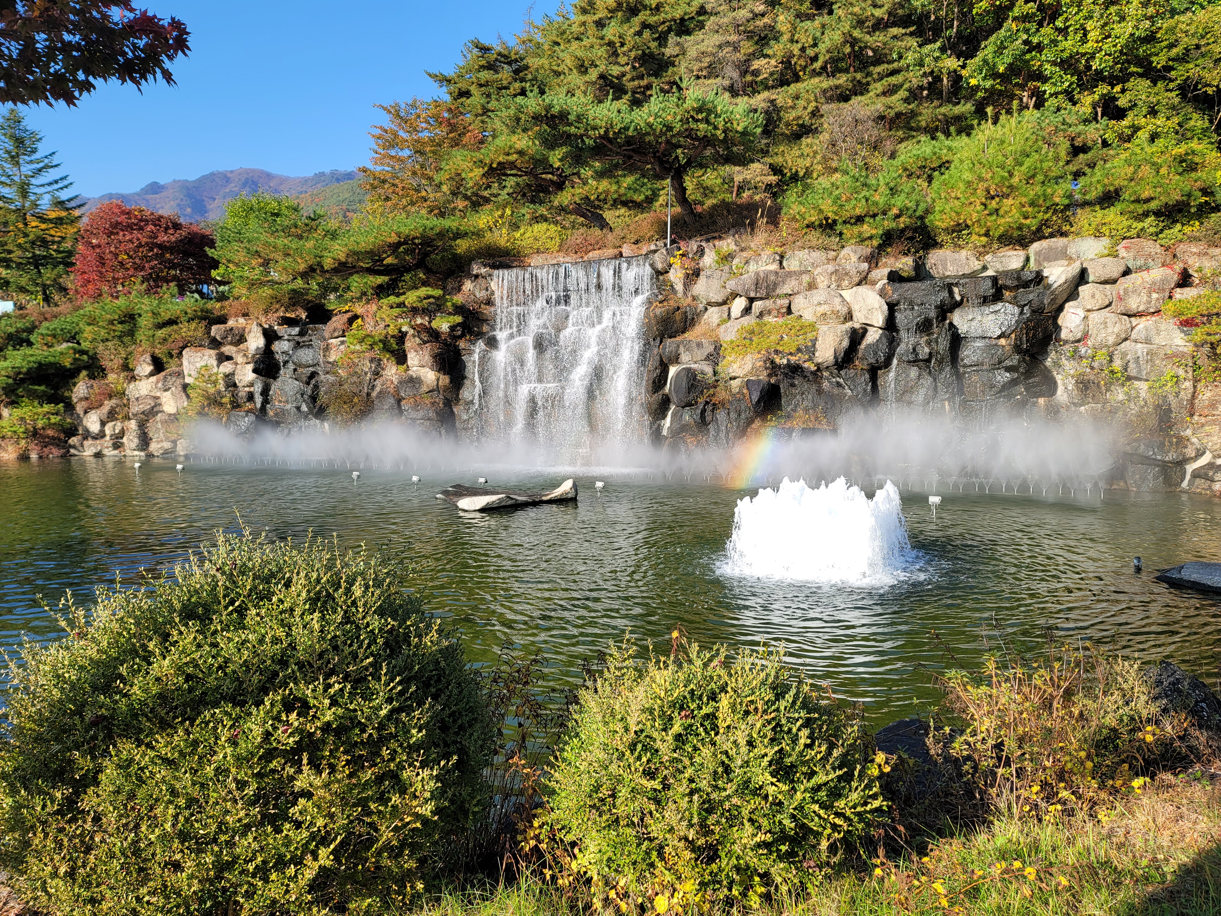 부석사 후문 폭포에서 보는 무지개
