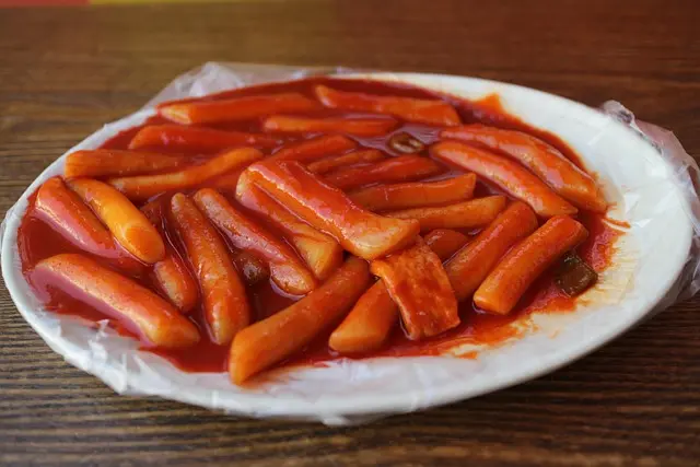 접시에 담긴 매콤한 떡볶이 한 그릇