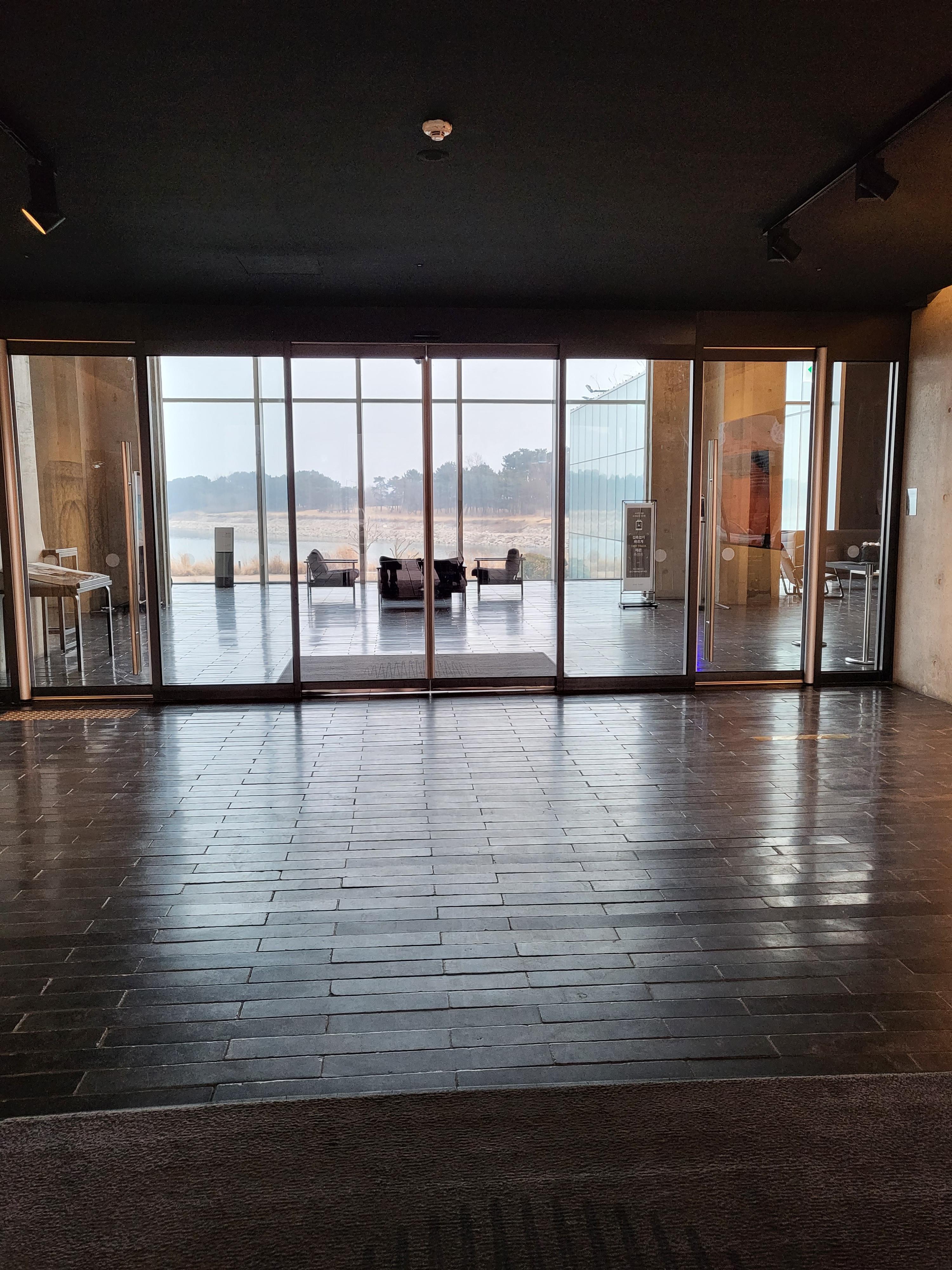 네스트호텔로비