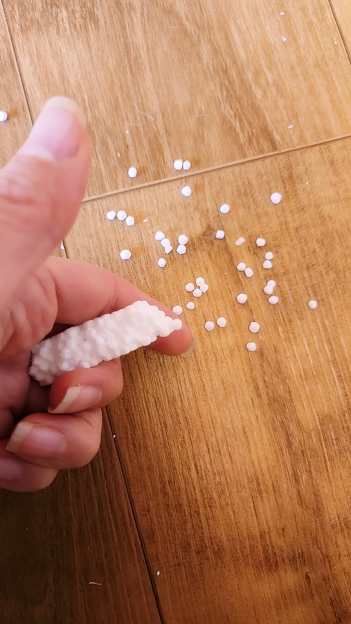 스트로폼을 분해하여 하얀 스트로폼도 같이 넣어줌