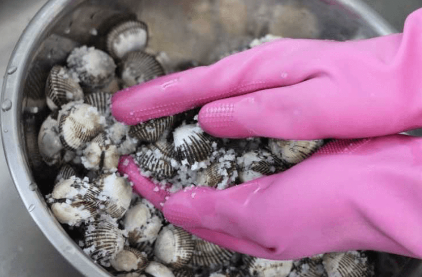 굵은 소금으로 씻는 꼬막