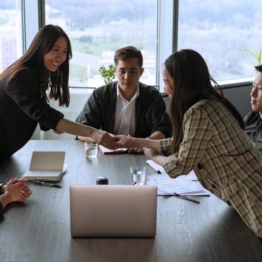 외국인과 처음 마주쳤을 때, 뭐라고 인사하지? &ndash; 자기소개, 관심 표현, 연락처 교환