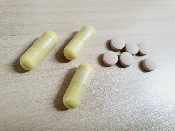 테이블-위에-놓여진-알약들