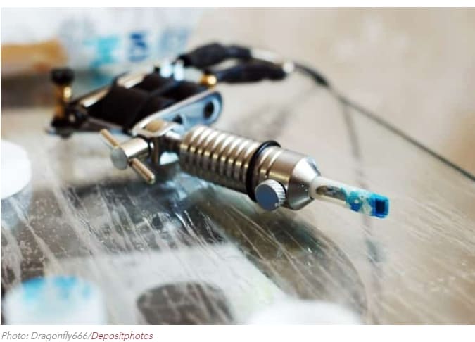 타투 피부 관통 시술 영상 VIDEO: Slow-Motion Macro Video Shows How Tattoos Pierce Through the Skin