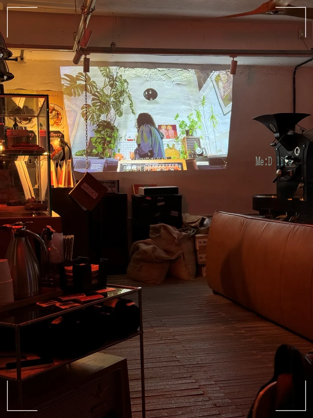 라프터커피바-수원-행궁동-카페-내부-소파-영상