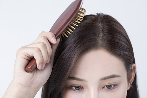 머리를 빗고 있는 여성의 모습