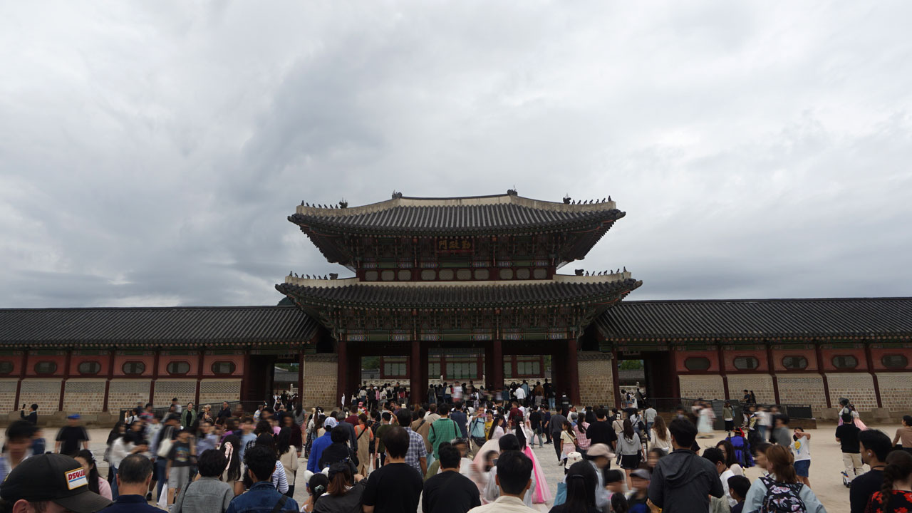 많은 군중들이 근정문을 통해 지나다니고 있다.