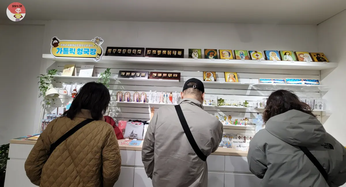 명동-명동문고-가톨릭출판사-내부-구경하는-사람들
