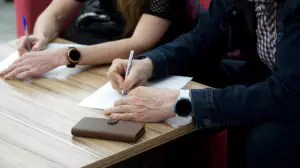 서류작성하는 사람손