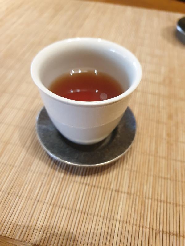 차가 담긴 찻잔. 맛에 집중하면 여러 맛이 느껴진다.