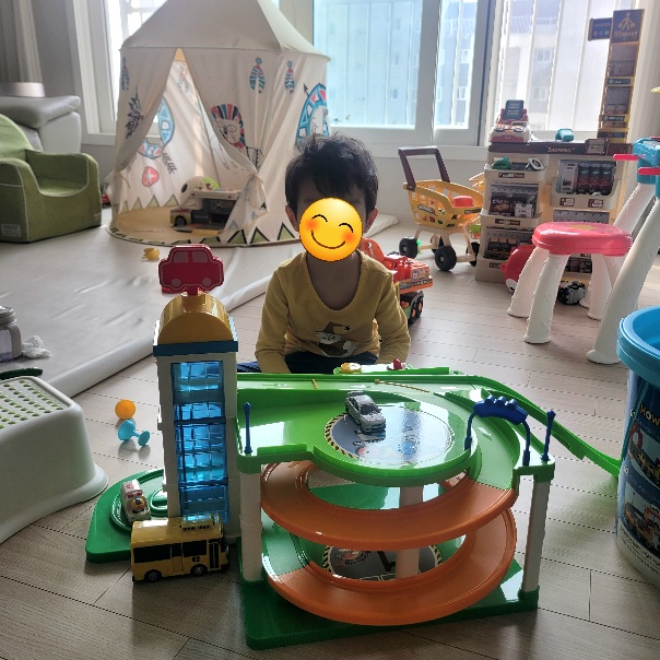 아침에 일어나자마자 주차장놀이를 할 정도로 재미있어함