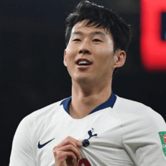 토트넘 유니폼을 한손으로 치켜들고 있는 손흥민