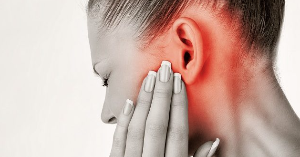 귀가 아픈 여성